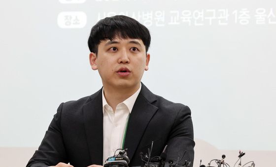 취재진 질문에 답하는 아산병원 전공의협의회 대표