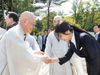 진우스님과 악수하는 김건희 여사