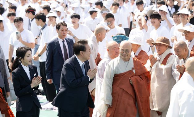 합장하는 윤 대통령 부부