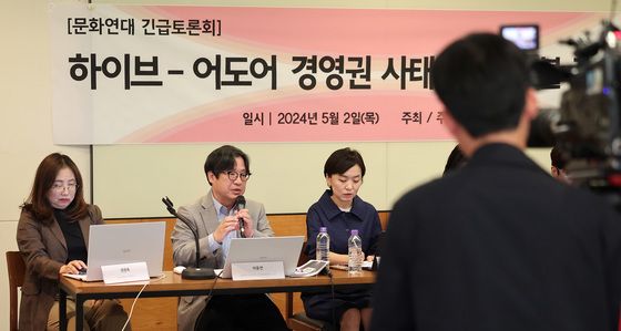 문화연대 긴급토론회서 발제하는 이동연 공동대표