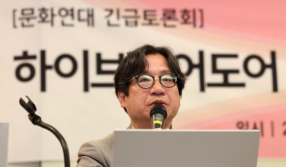 문화연대 긴급토론회서 발제하는 이동연 공동대표