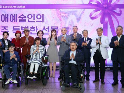 '장애예술인의 아주 특별한 선물 展' 개막식 참석한 유인촌 장관