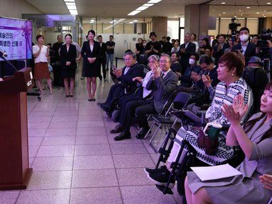 '장애예술인의 아주 특별한 선물 展'  축사하는 유인촌 장관