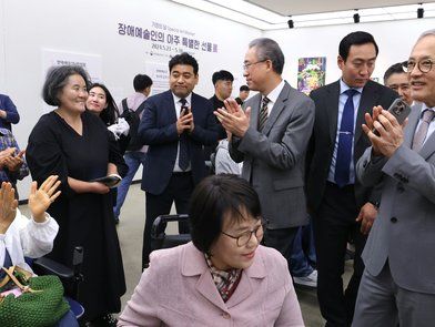 '장애예술인의 아주 특별한 선물 展'  관람하는 유인촌 장관