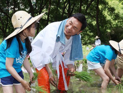 조성명 구청장 '꼬마농부들과 함께 하는 모내기'