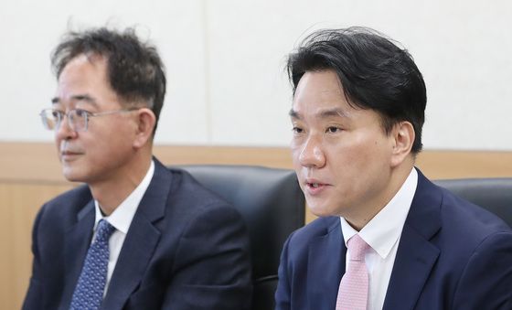 발언하는 이형주 상임위원