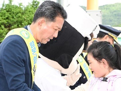 구평초교 등굣길 교통안전 캠페인하는 김장호 구미시장