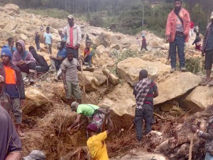 [사진] 산사태 현장 희생자 수색하는 파푸아뉴기니 주민