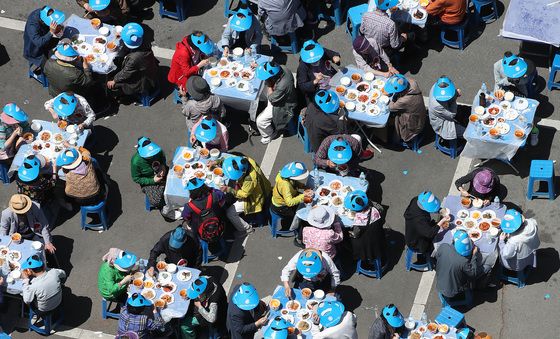 어버이날 앞두고 차려진 '사랑의 효도상'