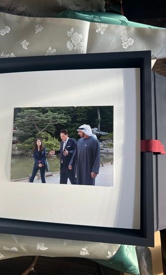 윤석열 대통령과 모하메드 UAE 대통령 사진이 담긴 앨범