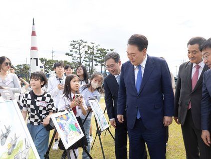 우주항공 미술작품 관람하는 윤석열 대통령