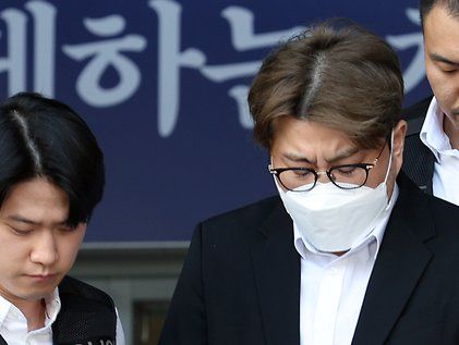 괴로운 현실에 얼굴 찡그린 김호중