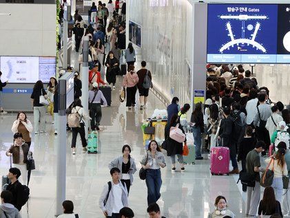'이용객들로 붐비는 인천공항 출국장'