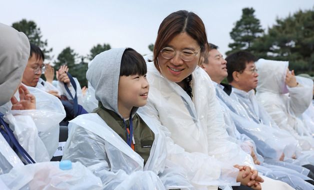 열린음악회 관람 온 아이와 대화하는 장미란 차관