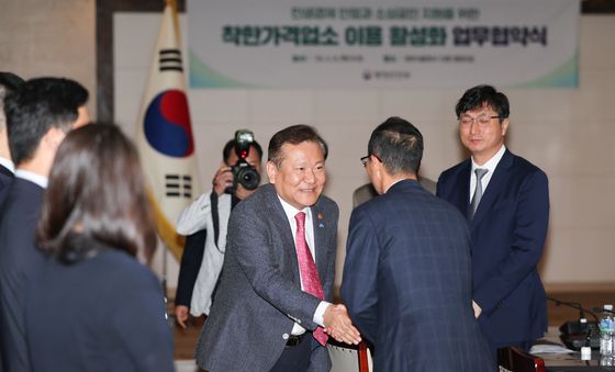 지도플랫폼사, 배달앱사 대표들과 인사하는 이상민 장관