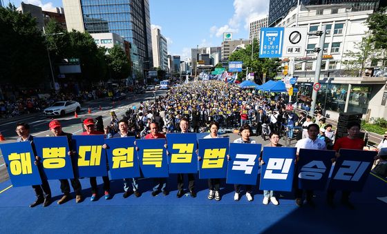 피켓 퍼포먼스하는 이재명 대표와 해병대 전우회 회원들