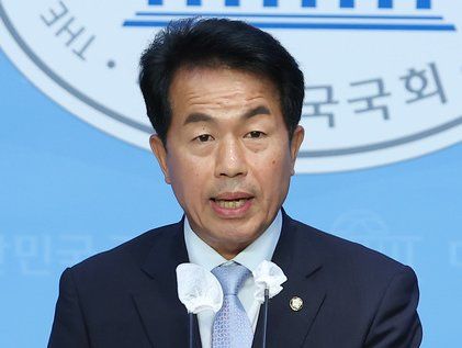 남북 대화 결의안 제안하는 윤종오 원내대표