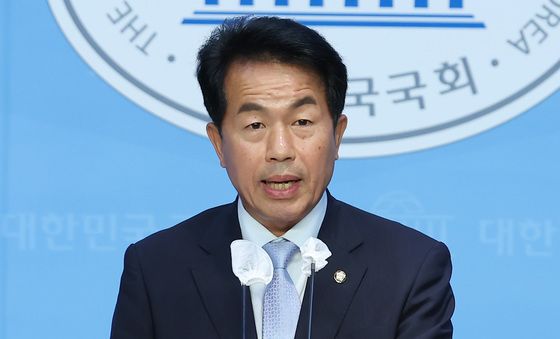 남북 대화 결의안 제안하는 윤종오 원내대표