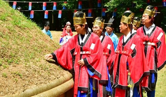 한장군 묘 살펴보는 조현일 경산시장