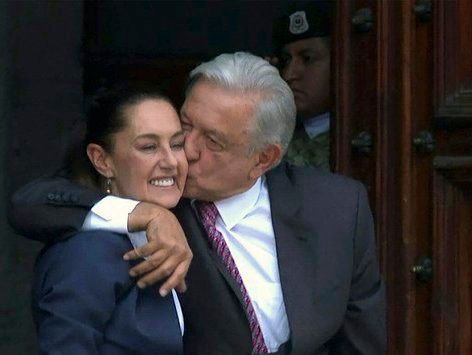 [사진] 셰인바움 대통령 당선인에 키스하는 멕시코 대통령