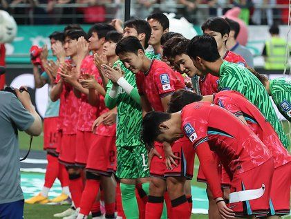 팬들에게 고개 숙여 인사하는 축구 대표팀