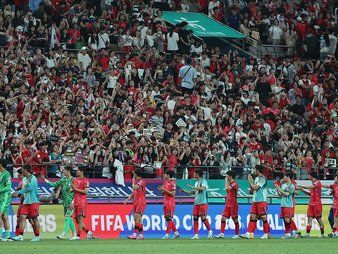 팬들에게 인사하는 축구 대표팀