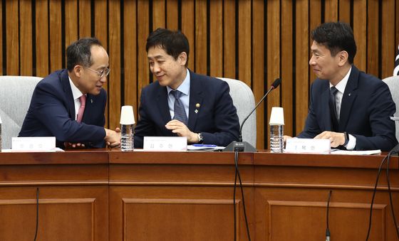 손잡은 추경호 원내대표와 김주현 금융위원장