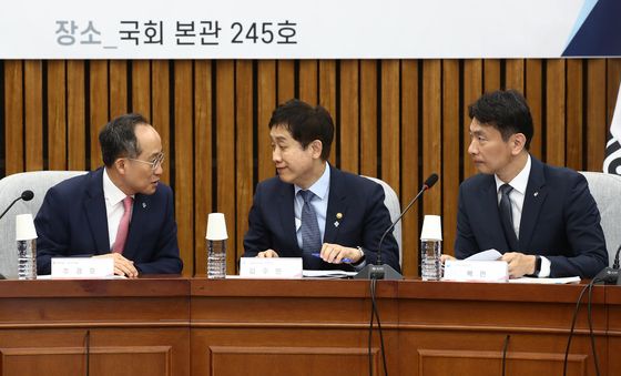 대화하는 추경호 원내대표와 김주현 금융위원장