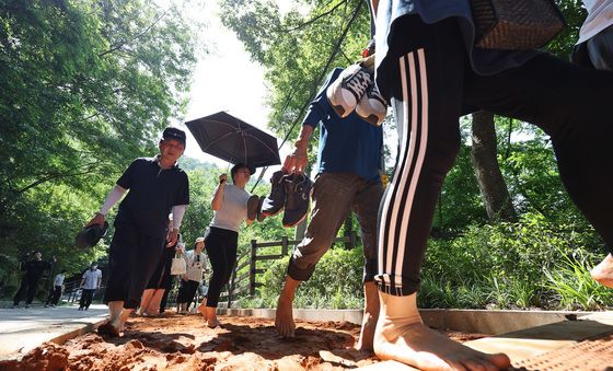 '천연동 황톳길 개장' 맨발 걷기로 건강 챙기세요