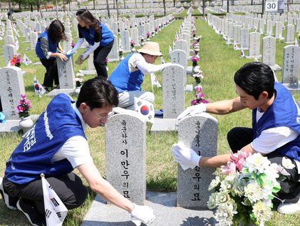 행복공감봉사단 현충원 묘역 환경정화 활동