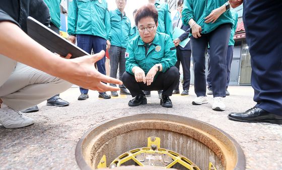 임이자 위원장 '맨홀 추락방지시설 점검'