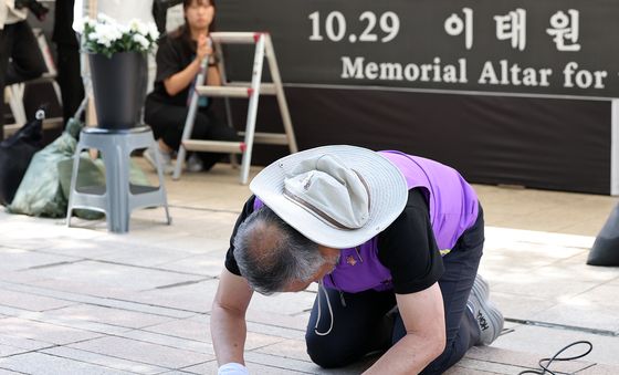 큰 절하는 이정민 운영위원장