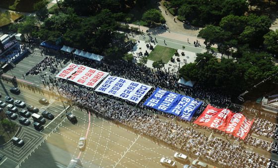 '독단적인 갑질 정부, 한국 의료 무너진다'