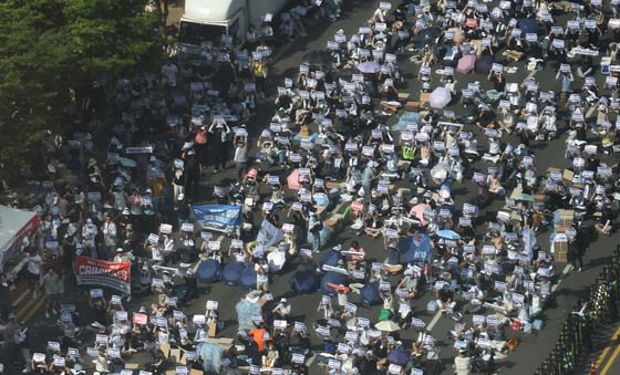 거리로 나선 의사들 '의대 증원 철회'