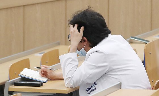 한국 의료제도 관련 강연 경청하는 서울대병원 의료진