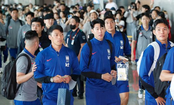 출국하는 황희찬과 손흥민