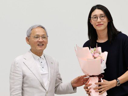 '국가대표 은퇴' 유인촌 장관 만난 김연경