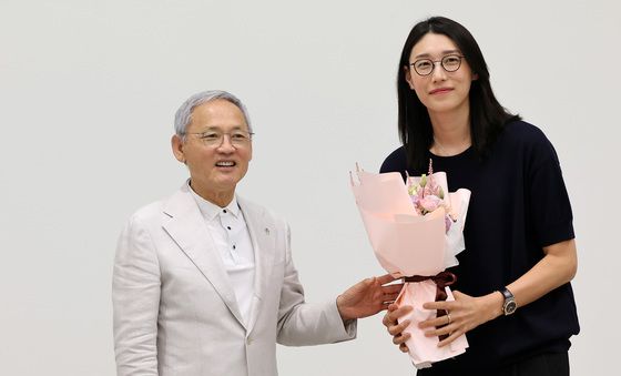 '국가대표 은퇴' 유인촌 장관 만난 김연경