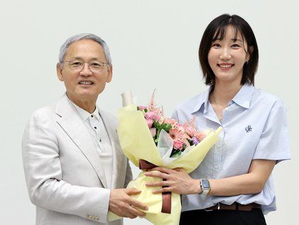 유인촌 장관에게 꽃다발 받는 '국대 은퇴' 한유미