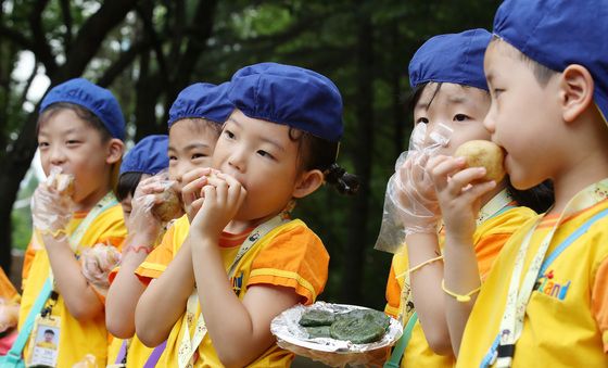 6·25전쟁 음식 맛보는 어린이들