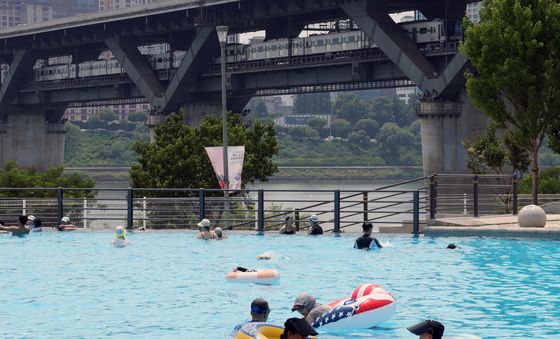 즐거운 시간 보내는 시민들