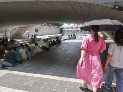 '그늘 밖에서는 양산 필수'