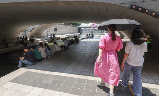 '그늘 밖에서는 양산 필수'