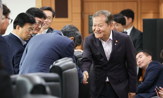 참석자들과 인사하는 이상민 장관