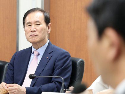 안덕근 장관 발언 듣는 김동섭 석유공사 사장