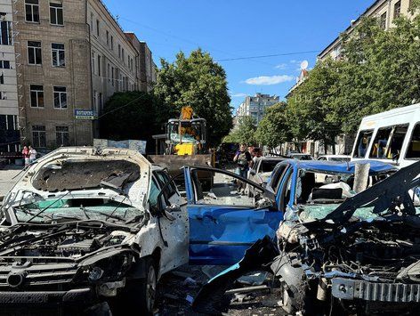 [사진] 러시아 공습 받아 완전히 파손된 하르키우 차량들