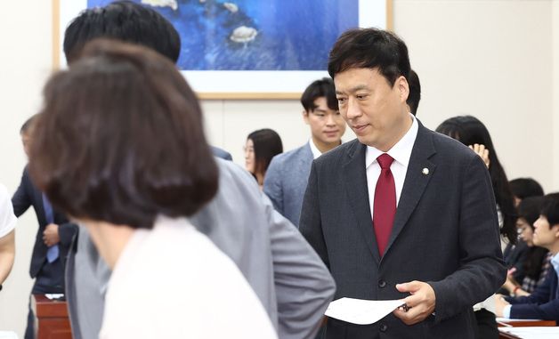 한 달 만에 교육위 복귀한 국민의힘