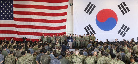 루즈벨트 항공모함 장병들에게 격려의 말 전하는 윤석열 대통령