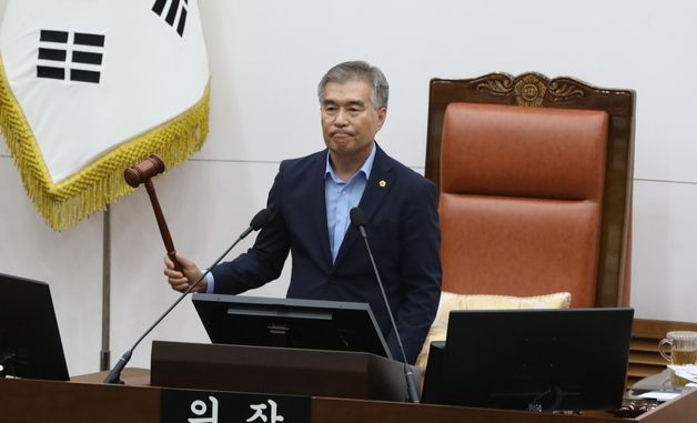 학생인권조례 폐지안 가결 선포하는 김현기 의장