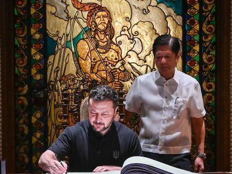 [사진] 필리핀 대통령과 회담 전 방명록 서명하는 젤렌스키